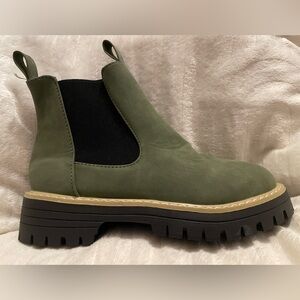 Women’s Chelsea Lug Boot in Olive Green